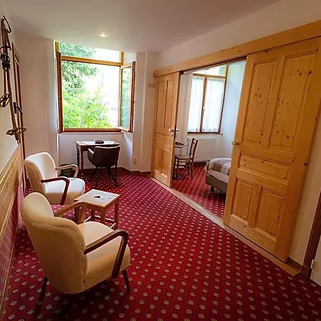 Отель Chateau De La Muzelle 2*