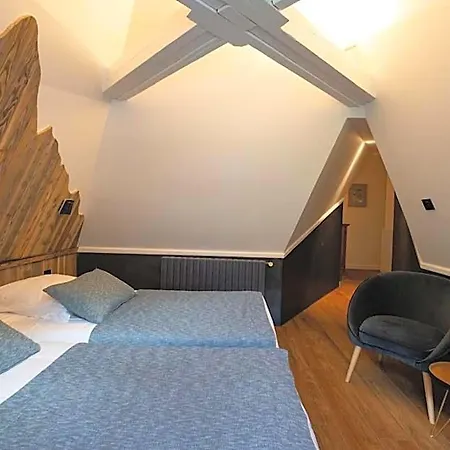 Отель Chateau De La Muzelle 2*